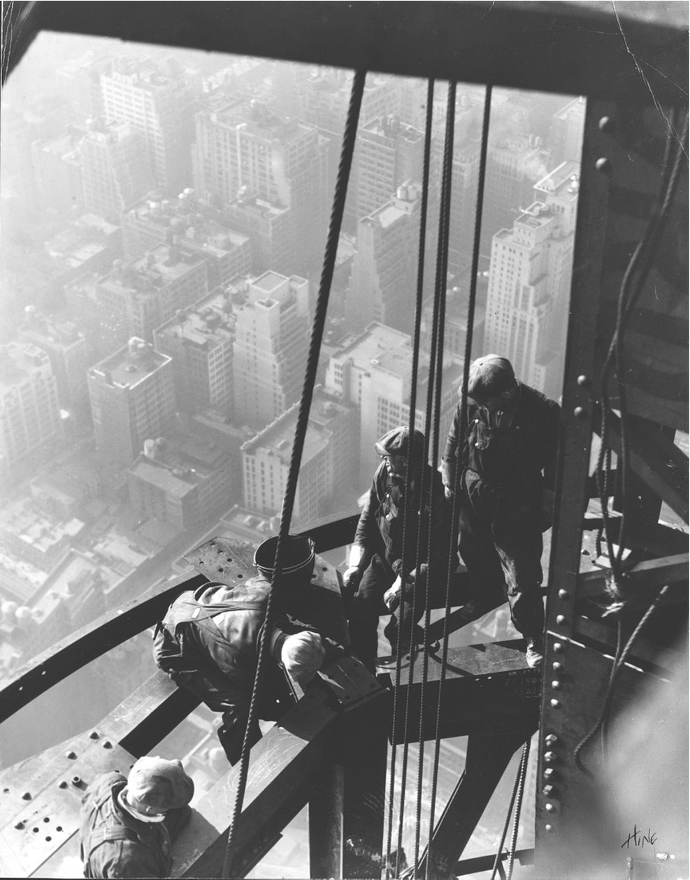 Empire State Building, New York City, 1930 körül alkotó: Lewis Wickes Hine