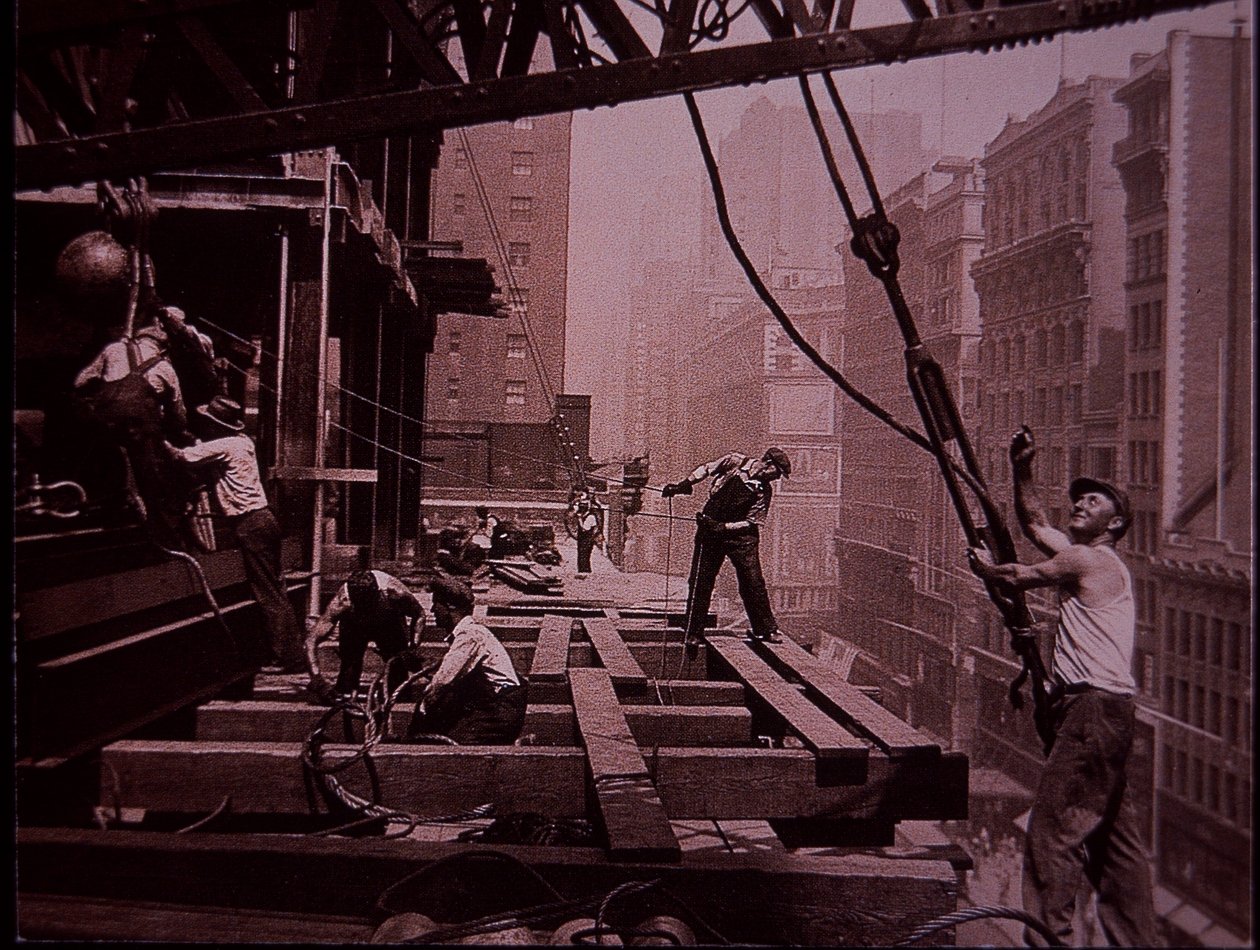 Az Empire State Building építés alatt áll, és egy emelőbanda dolgozik alkotó: Lewis Wickes Hine