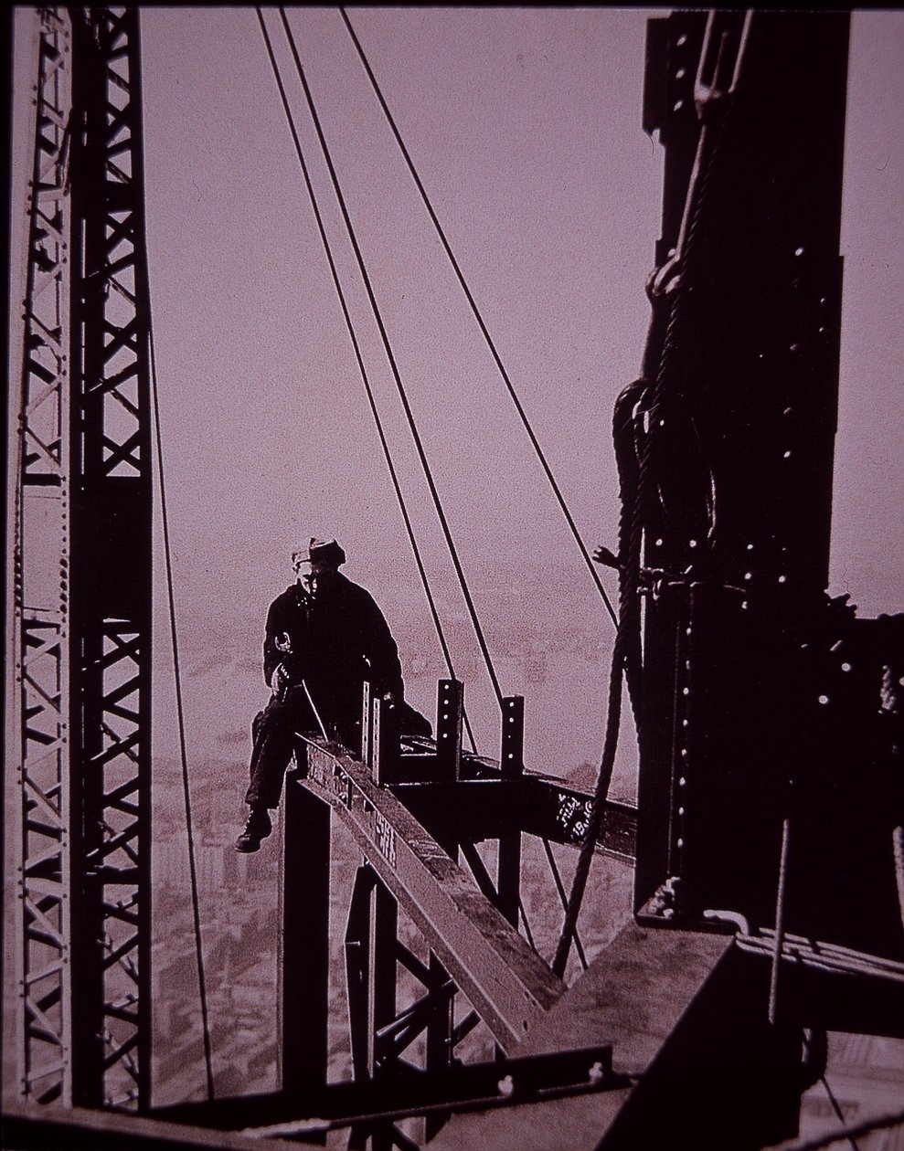 Empire State Building építés alatt, csavarkulcs látható alkotó: Lewis Wickes Hine