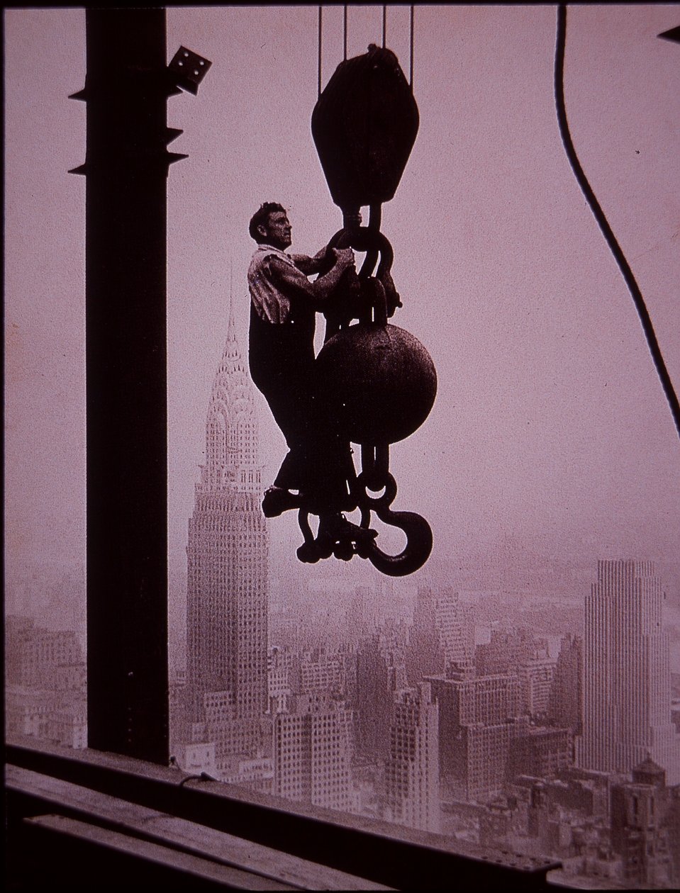 Építés alatt álló Empire State Building, amelyen a derrick legénységének tagja látható alkotó: Lewis Wickes Hine