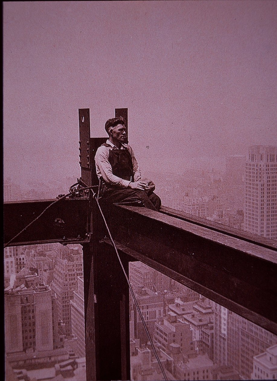 Az Empire State Building építés alatt áll, és a munkás szünetet tart alkotó: Lewis Wickes Hine