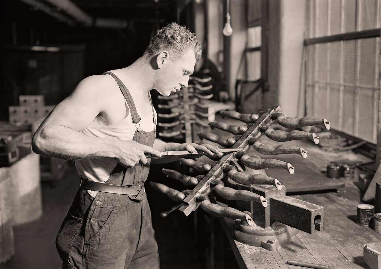 A Paragon Rubber Company gyári munkása, Massachusetts. 1936 alkotó: Lewis Wickes Hine