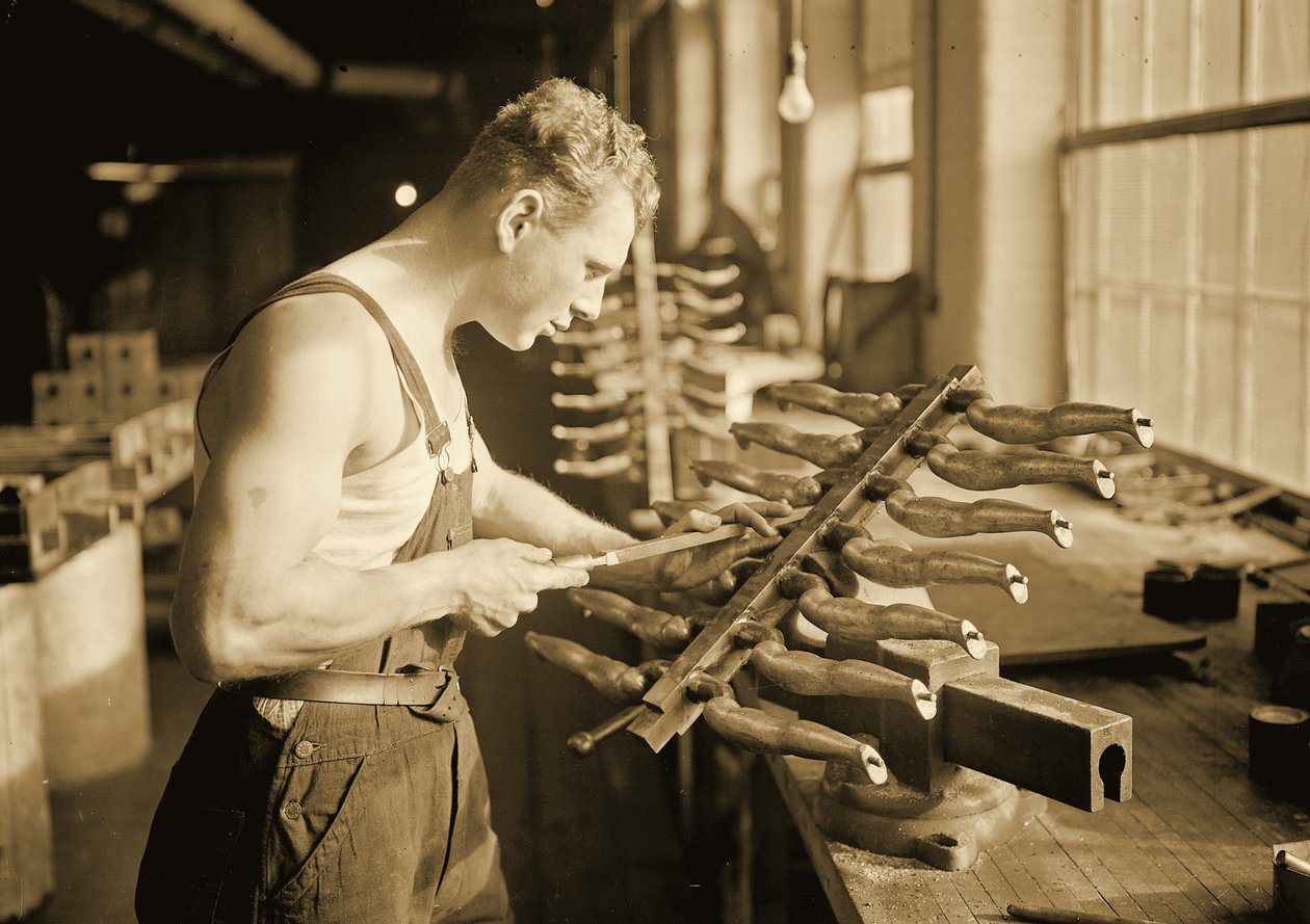 A Paragon Rubber Company gyári munkása, Massachusetts. 1936 alkotó: Lewis Wickes Hine