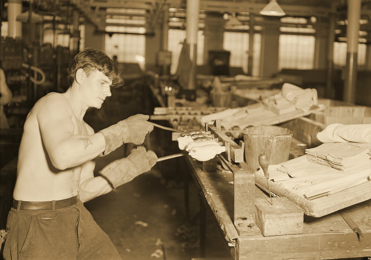 A Paragon Rubber Company gyári munkása, Massachusetts. 1936 alkotó: Lewis Wickes Hine