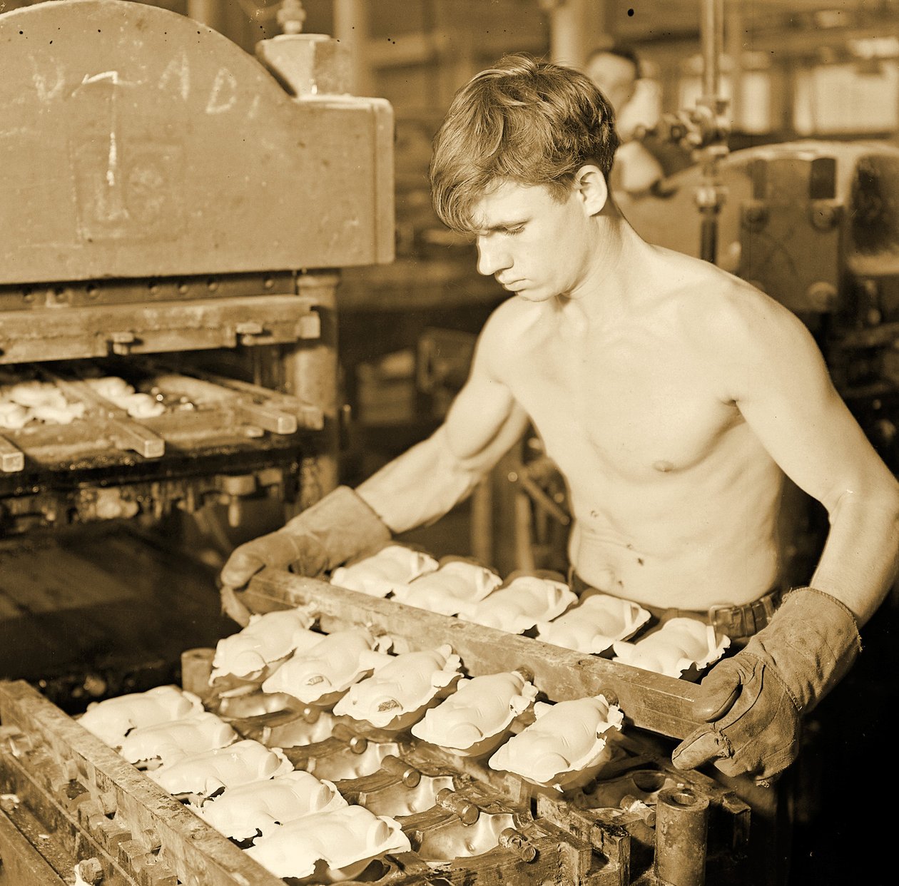 A Paragon Rubber Company gyári munkása, Massachusetts. 1936 alkotó: Lewis Wickes Hine