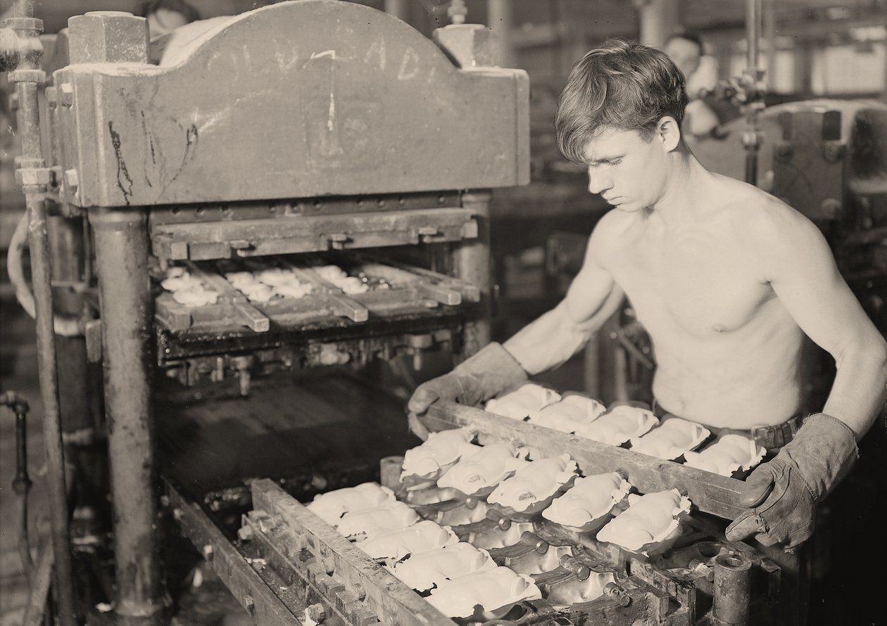 A Paragon Rubber Company gyári munkása, Massachusetts. 1936 alkotó: Lewis Wickes Hine