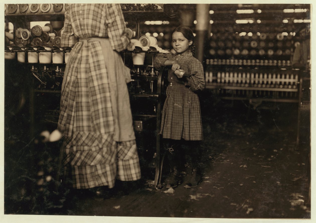 Fannie, 48 inches high, aged 7, one of 19 children helping her sister in Elk Mills, Fayetteville, Tennessee, 1910  alkotó: Lewis Wickes Hine