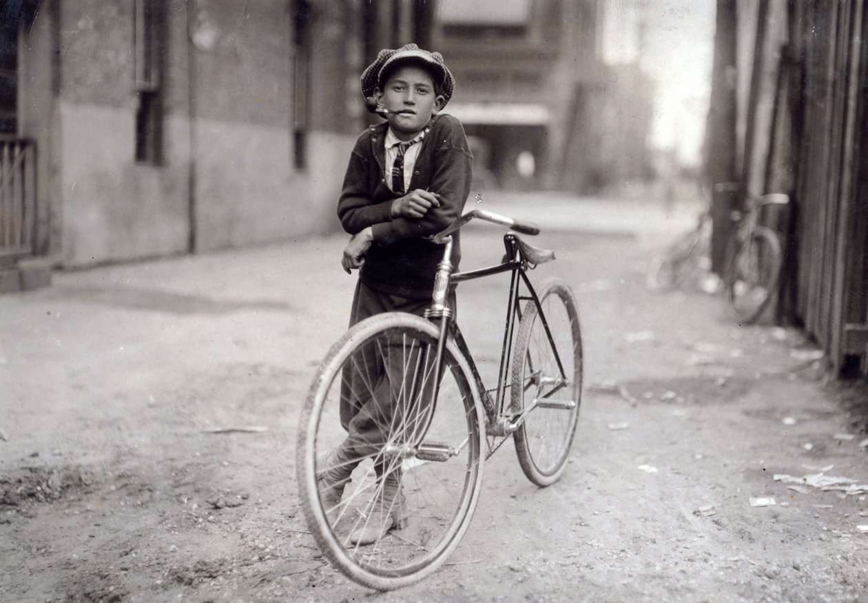 Tizenöt éves futárfiú, aki a Mackay Telegraph Company-nál dolgozik, Waco, Texas, 1913 alkotó: Lewis Wickes Hine