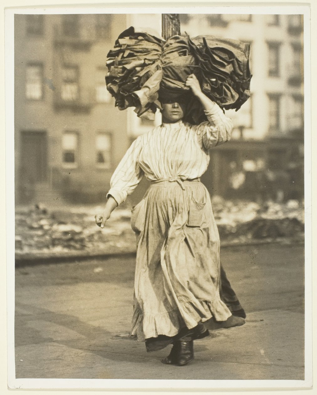 Első munka Amerikában, olasz bevándorló ruhákat hord a bérházba alkotó: Lewis Wickes Hine