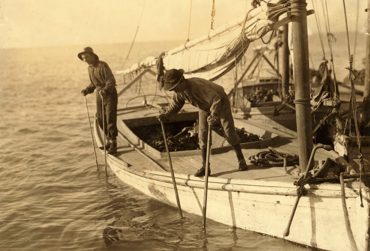 Fred, egy fiatal osztrigahalász, aki egy osztrigahajón dolgozik a Mobile-öbölben, a zátonyon, Bayou La Batre közelében. alkotó: Lewis Wickes Hine
