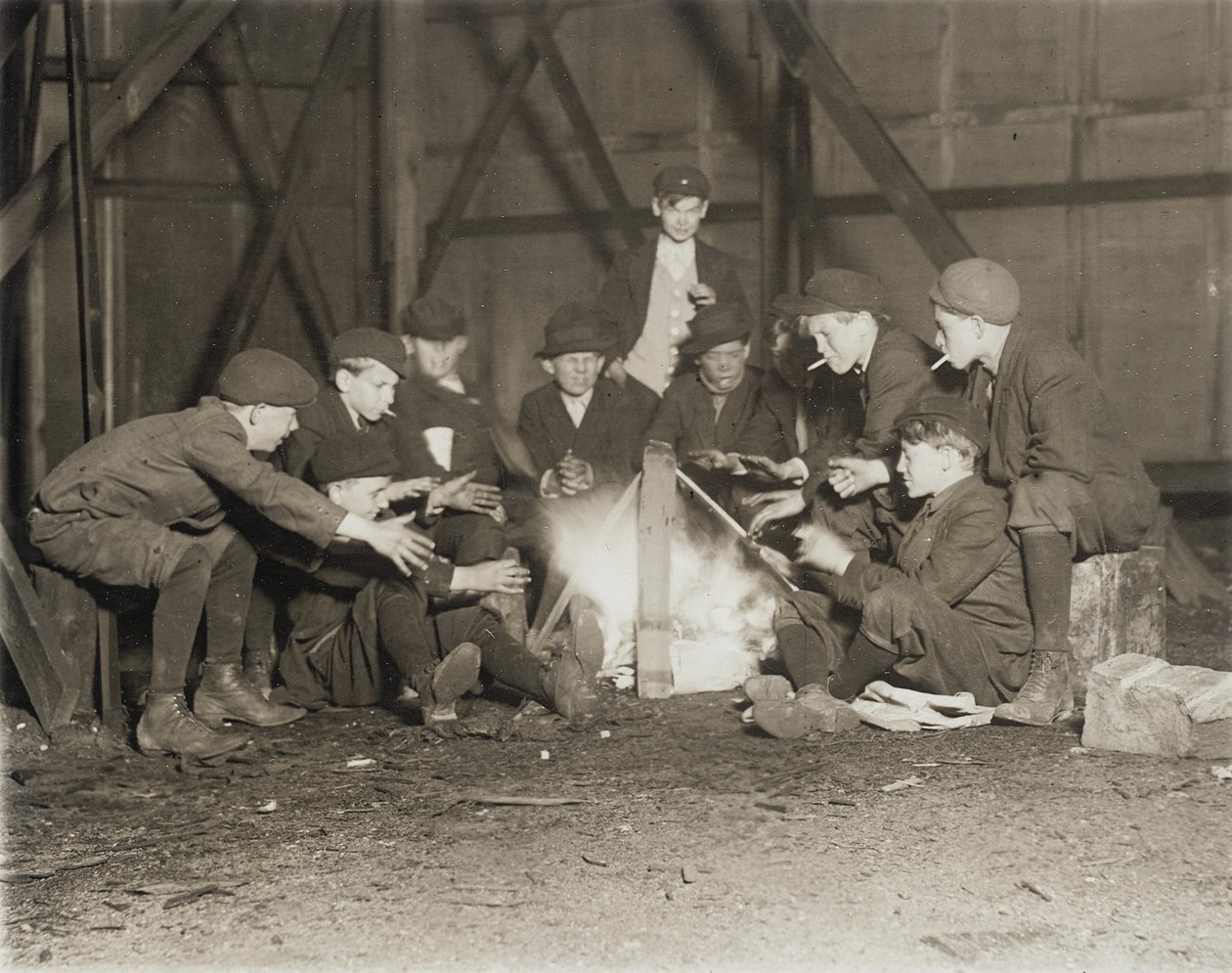 Újságárus fiúk csoportja 22:00 órakor alkotó: Lewis Wickes Hine