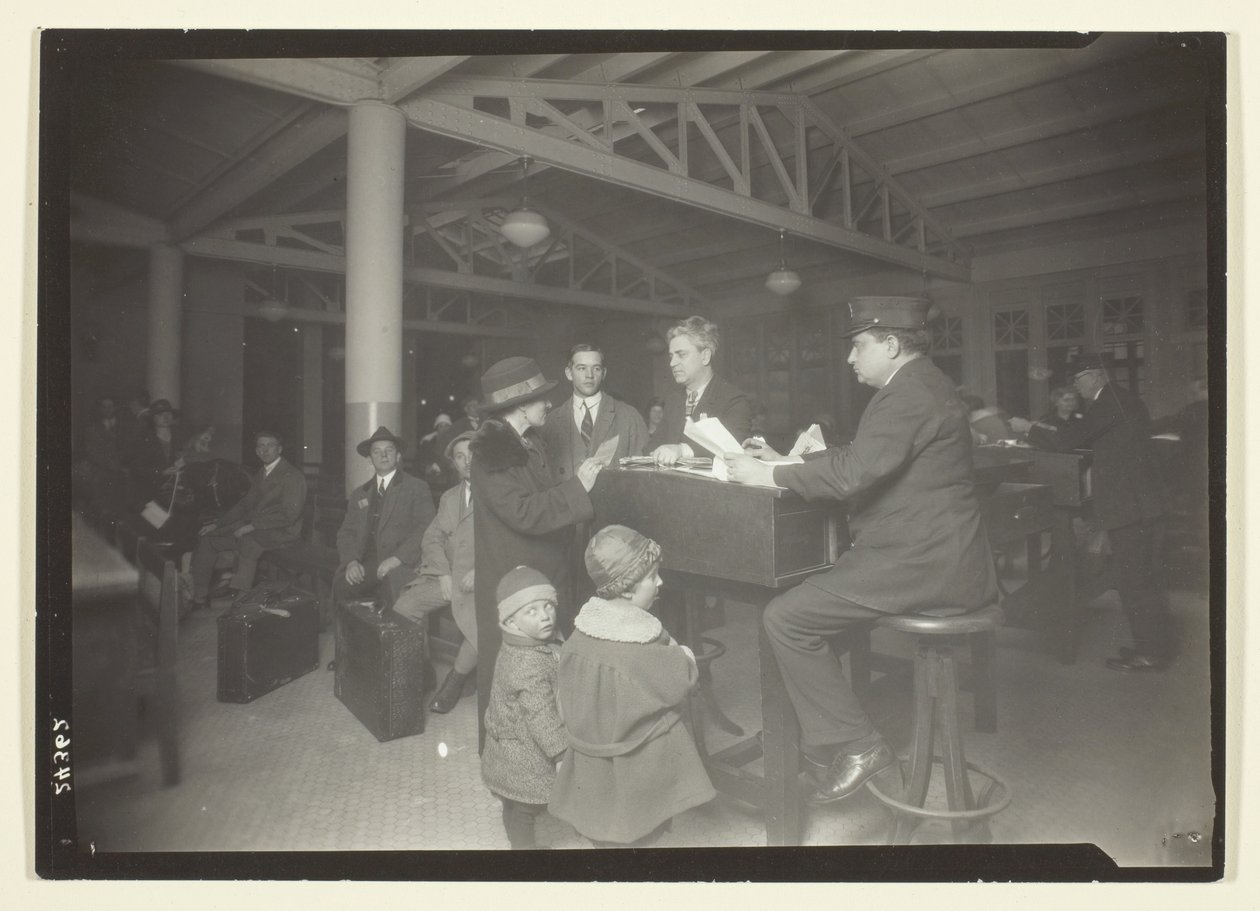 Német család, tolmács és jegyzőkönyvvezető Ellis Islanden alkotó: Lewis Wickes Hine