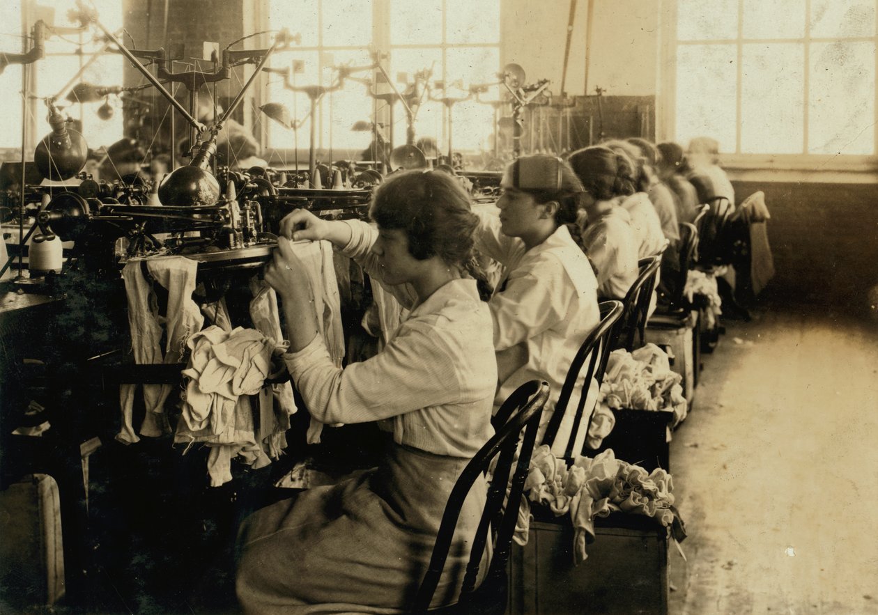 Lányok harisnyát készítenek a bostoni Ipswich Millsben, Massachusettsben alkotó: Lewis Wickes Hine
