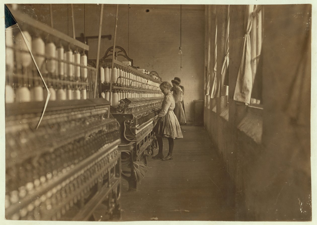 Hattie Hunter, fonónő a Lancaster Cotton Millsben, Dél-Karolinában, ahol 3 évig dolgozott, 1908 alkotó: Lewis Wickes Hine