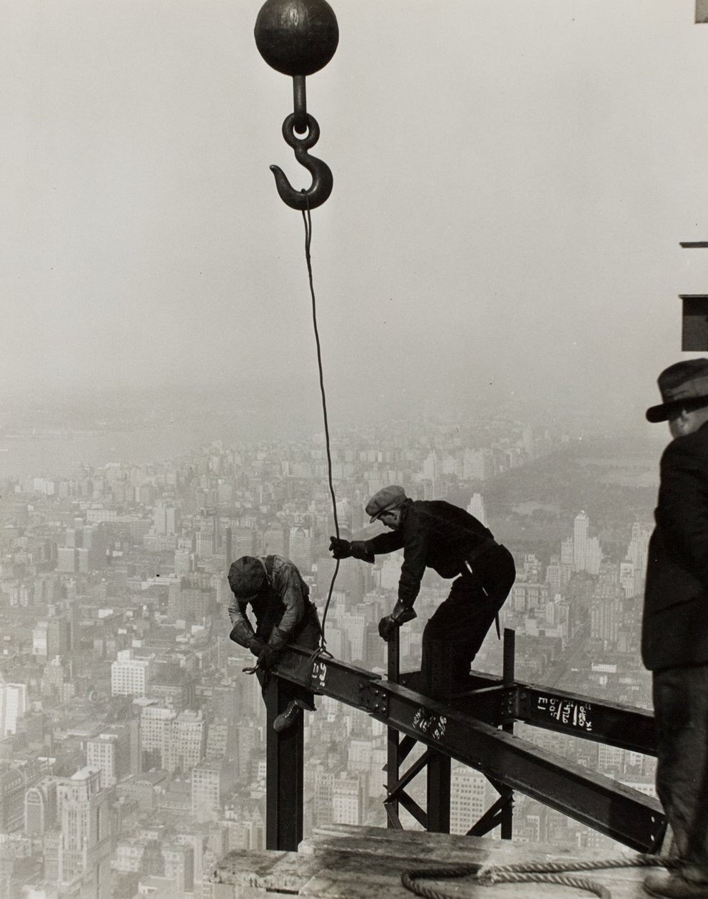 Magasan az Empire State Building tetején, New York. alkotó: Lewis Wickes Hine