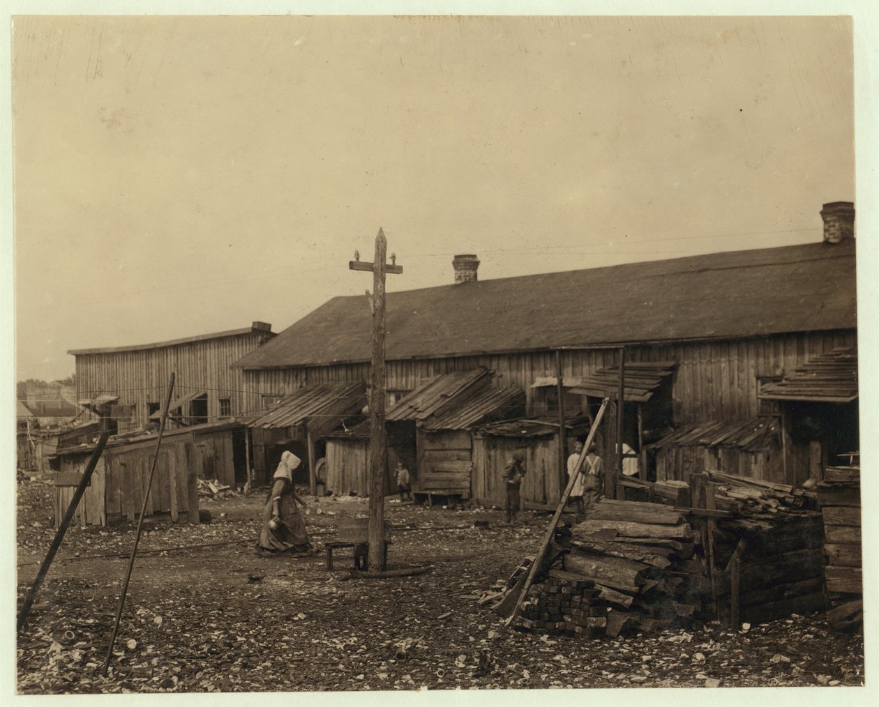 A Maggioni Canning Co., Port Royal, Dél-Karolina, körülbelül 50 alkalmazottjának otthona, mocsárral körülvéve és egy régi kagylókupacon, 1912 alkotó: Lewis Wickes Hine