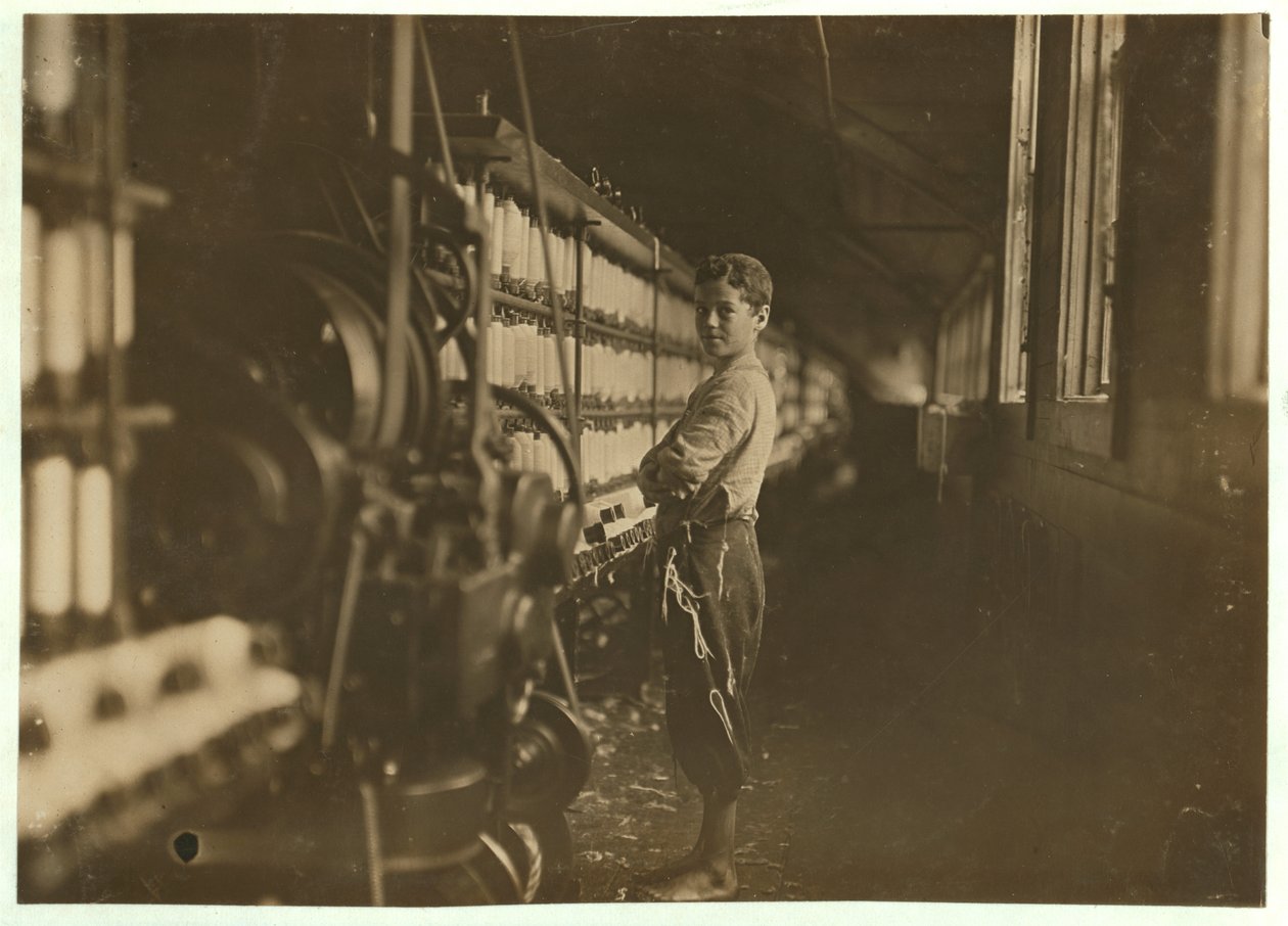 John Dempsey, 11 vagy 12 éves, szombati munkás a Jackson Mill öszvérfonójában, Fiskeville, Rhode Island, 1909 alkotó: Lewis Wickes Hine