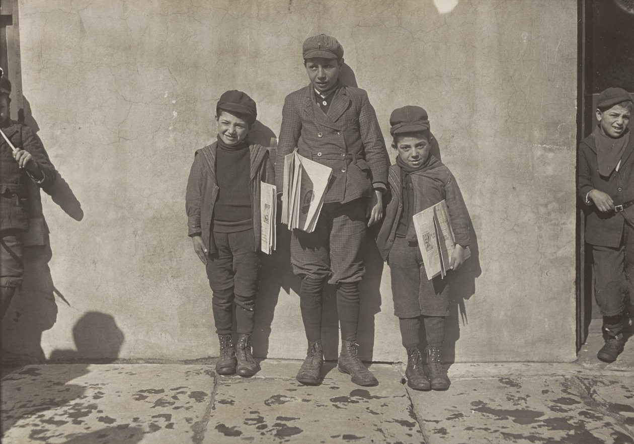 John Pento, 14 éves, Daniel és Angelo Pento, 7 évesek, újságot árulnak, Hartford, Connecticut alkotó: Lewis Wickes Hine