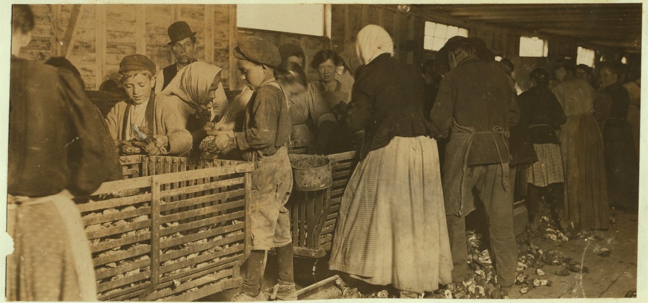 Johnnie, 9 éves osztrigaszedő, akit a főnök (pipával) figyel a Dunbar-i, Louisiana állambeli osztrigaszedő csűrben, 1911. alkotó: Lewis Wickes Hine