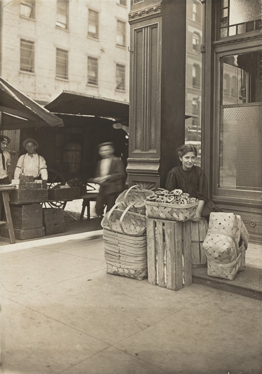 Lena Lochiavo – 11 éves, kosár- (és perec-)árus, a Sixth Street Marketen, a szalon bejárata előtt, Cincinnati, Ohio alkotó: Lewis Wickes Hine