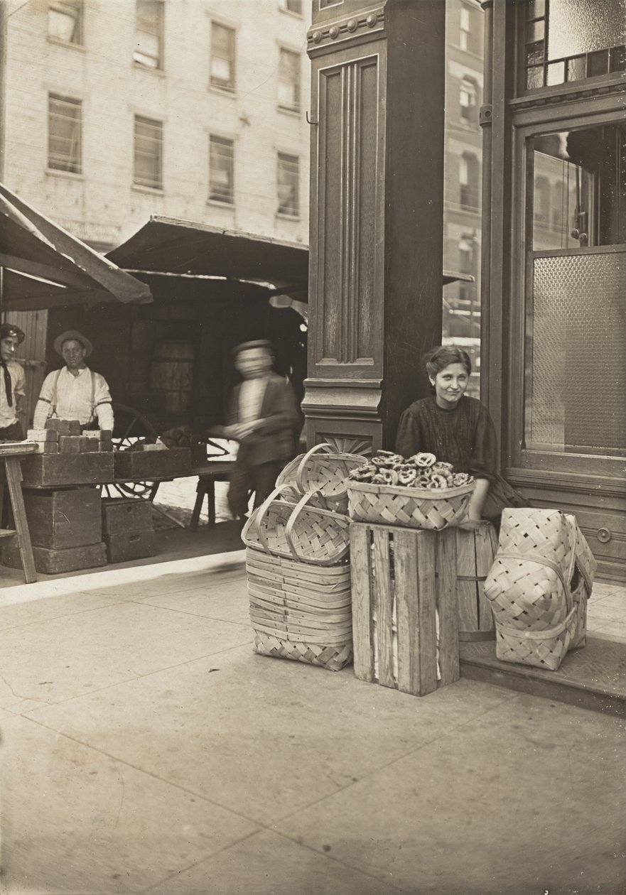 Lena Lochiavo, 11 éves, kosár- és perec eladó, a Sixth Street piacon a szalon bejárata előtt, Cincinnati, Ohio, 1908. augusztus (zselatin ezüst nyomat) alkotó: Lewis Wickes Hine
