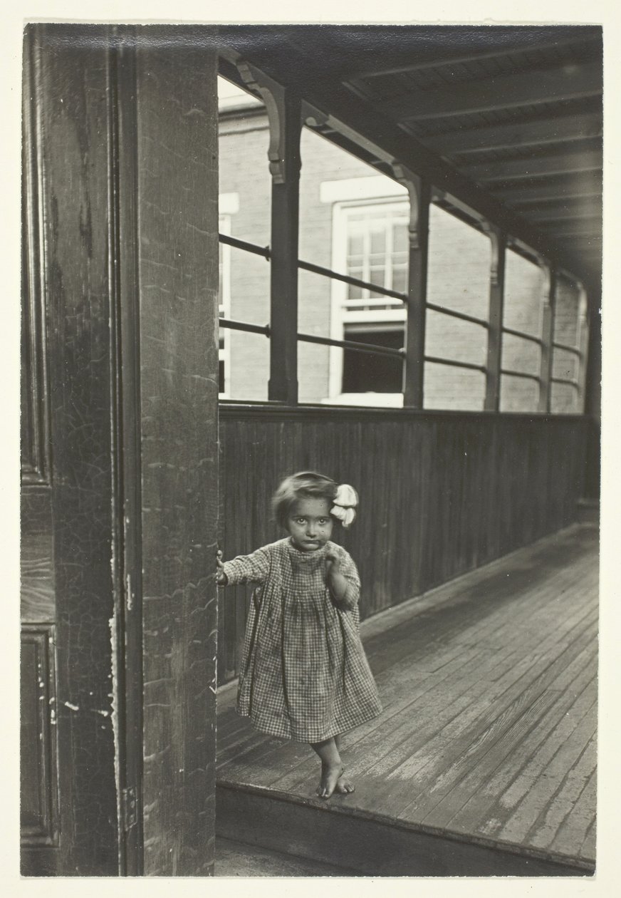Kislány áll a galéria bejáratánál alkotó: Lewis Wickes Hine