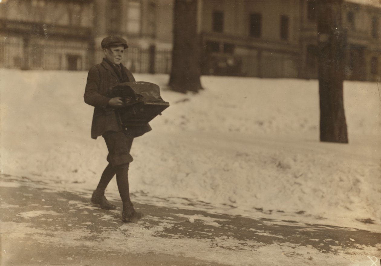 Louis A. Caulfield, 16 éves, a Boston Commonon, egy nehéz írógépet szállított körülbelül 12 mérföldre a Model Typewriter Inspection Co. számára, és heti 6 dollárt keresett 1917-ben. alkotó: Lewis Wickes Hine