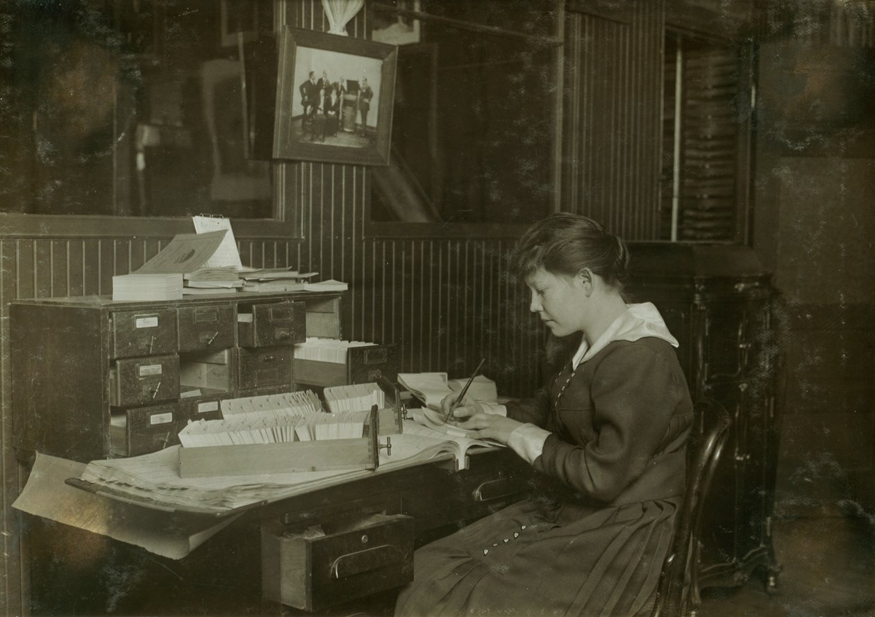 Malvina Amundsen, 15 éves irodai kislány az Eastern Talking Machine Co. vállalatnál, a bostoni Tremont Street 177-ben, Massachusetts államban. alkotó: Lewis Wickes Hine