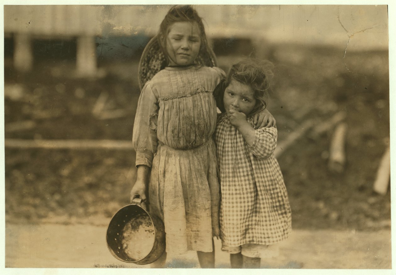 Maud és Grade Daly, 5 és 3 évesek, minden nap szednek egy-egy fazék garnélarákot a Peerless Oyster Company számára, Bay St. Louis, Mississippi, 1911 alkotó: Lewis Wickes Hine