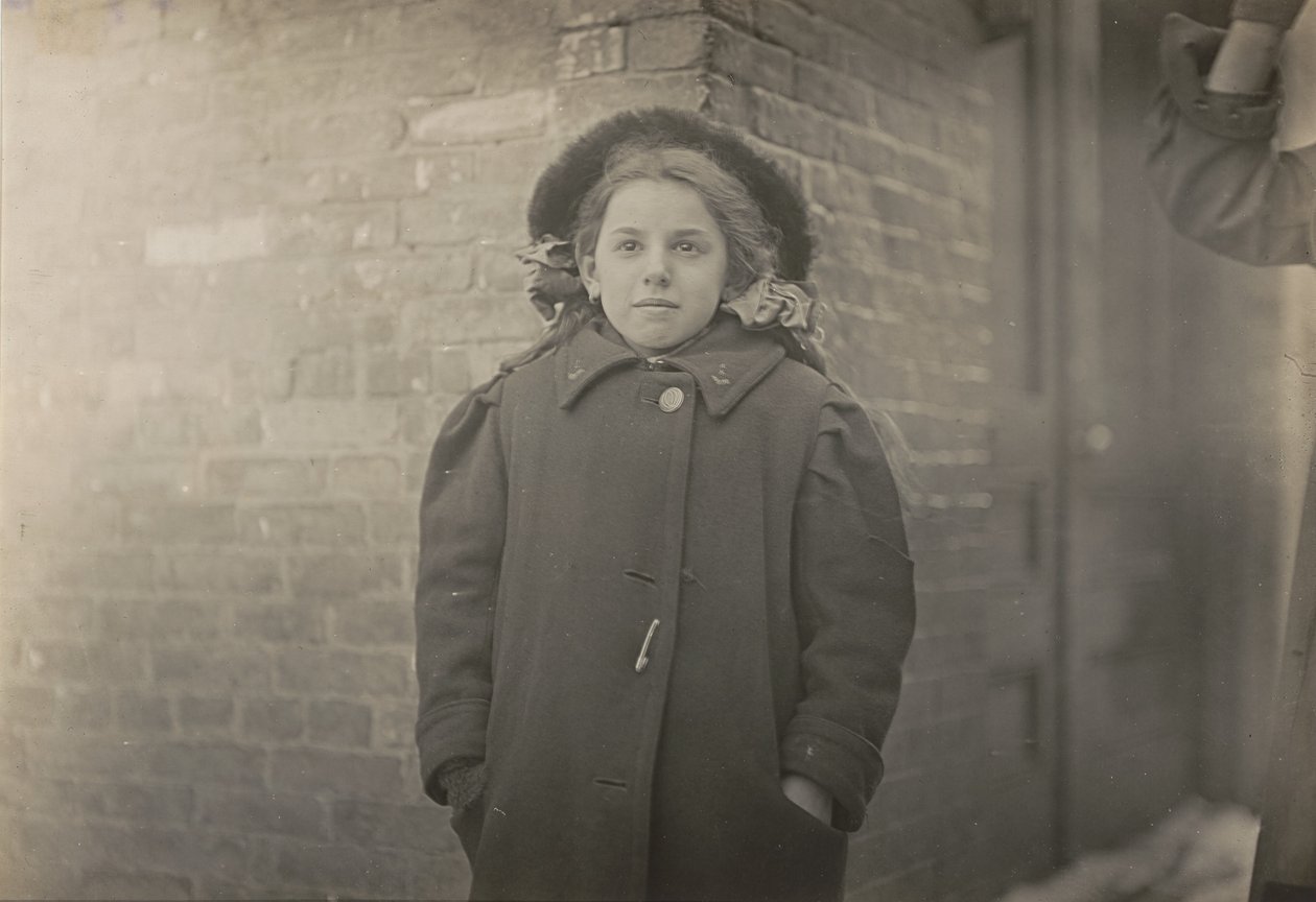 Mery Horn, púpos állapota, amelyet súlyosbított a sok papírrakomány, amit vitt..., 1909. márc. alkotó: Lewis Wickes Hine