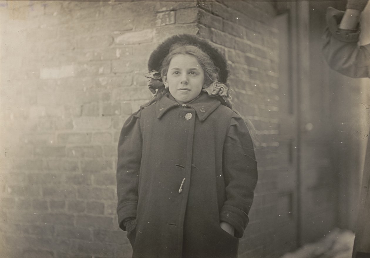 Mery Horn, púposságát súlyosbította az általa hordott nehéz papírteher. Hartford, Connecticut, 1909. március alkotó: Lewis Wickes Hine