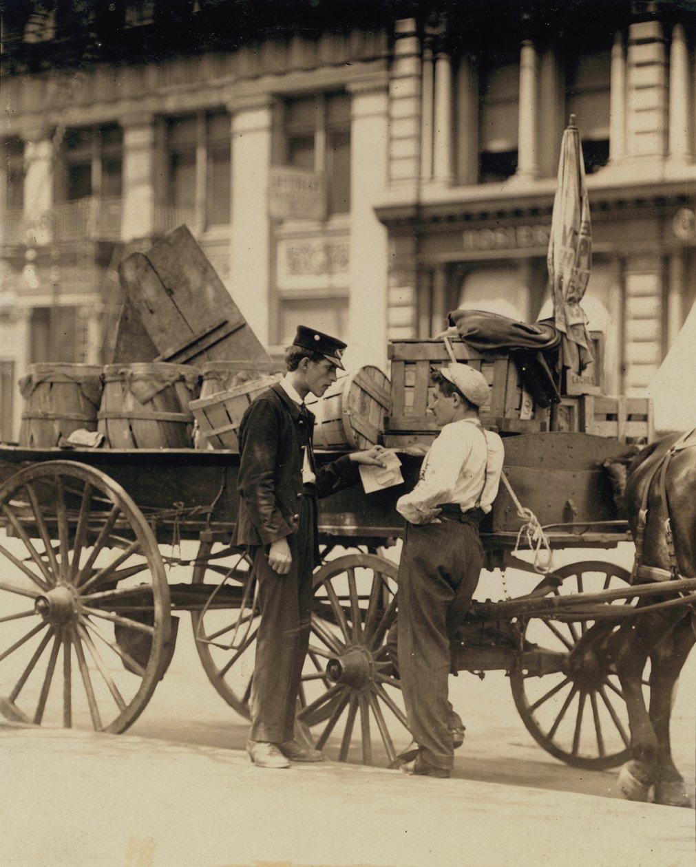 Messenger fiúk beszélgetésen a New York-i Union Square-en alkotó: Lewis Wickes Hine