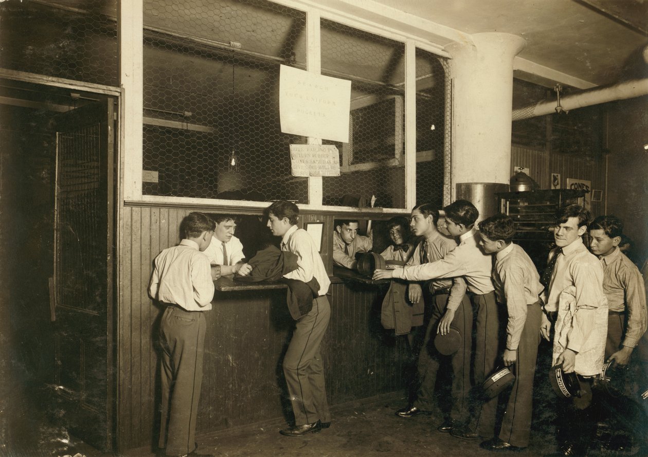 Hírvivő fiúk leadják egyenruhájukat a Postal Telegraph Co. New York-i főhivatalában. alkotó: Lewis Wickes Hine