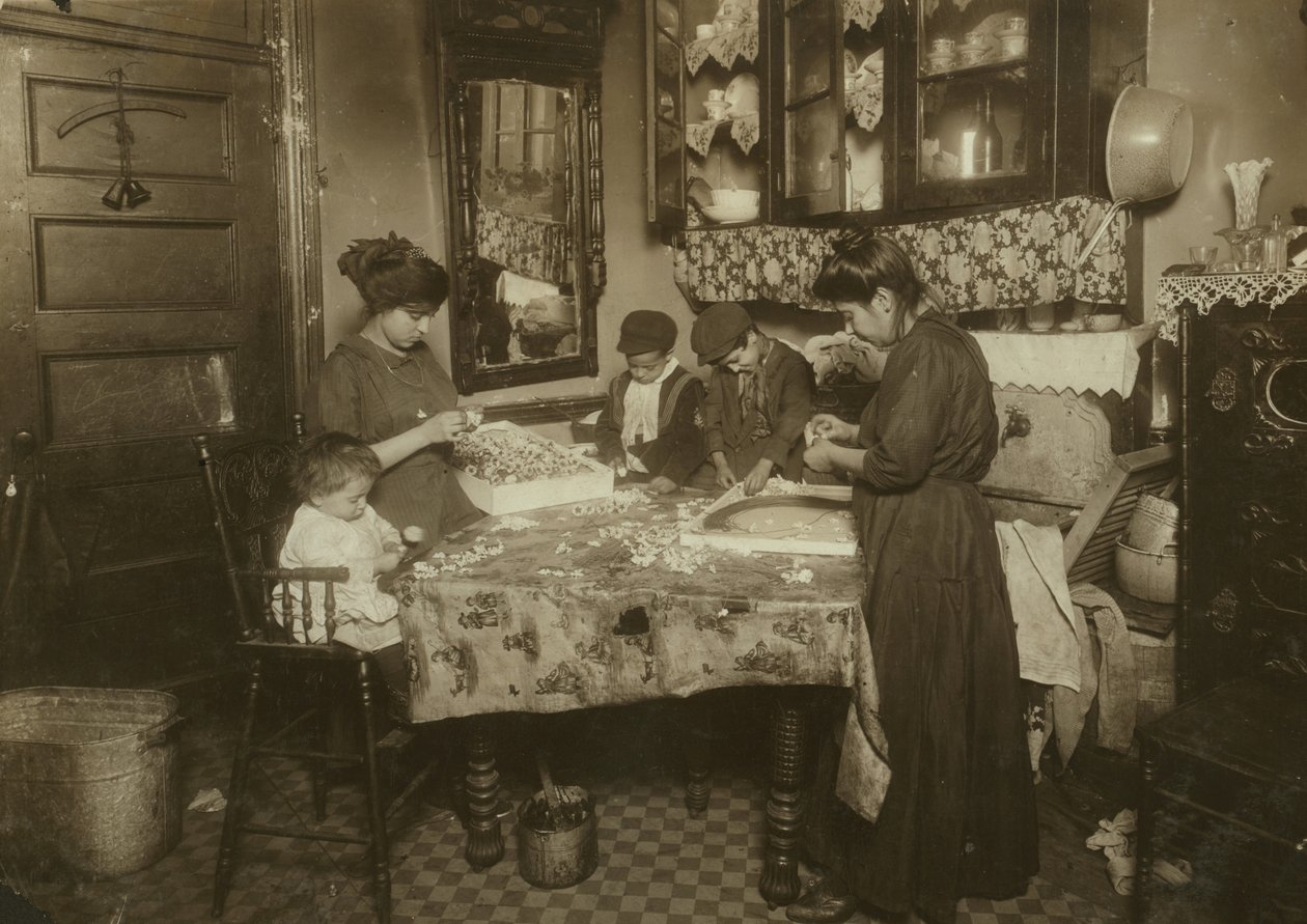 Mrs. Mette és gyermekei (Josephine 13, Nicholas 6 és Johnnie 8, akik összesen csak napi 40-50 centet keresnek) virágot készítenek egy koszos New York-i bérházban, 1911 alkotó: Lewis Wickes Hine