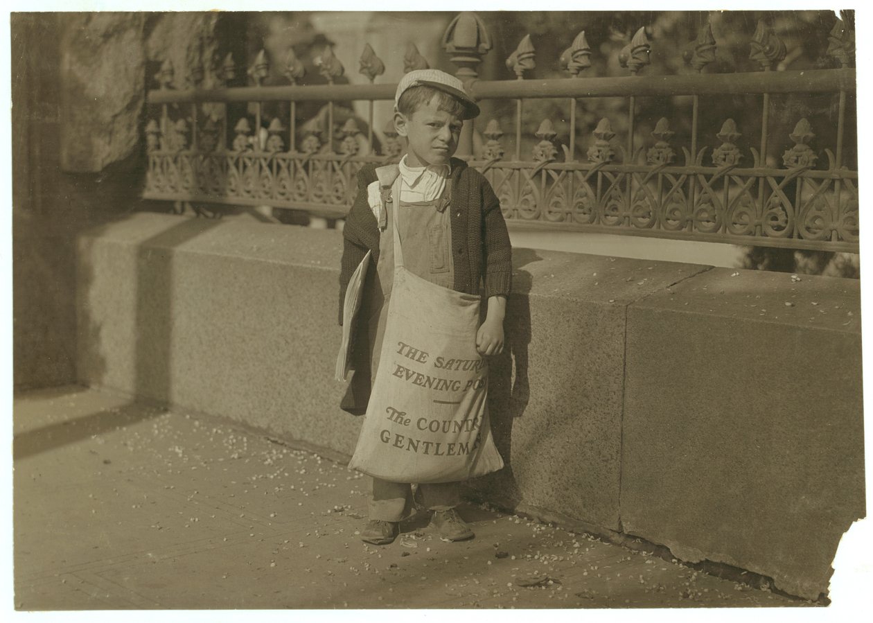 Newsboy Freddie Kafer, 5 vagy 6 éves, szombat esti posztokat árul a State Capitol bejáratánál, Sacramento, California, 1915 alkotó: Lewis Wickes Hine