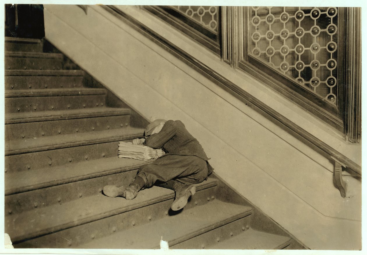 Hírlapíró alszik az újságjaival Jersey Cityben, New Jersey, 1912 alkotó: Lewis Wickes Hine