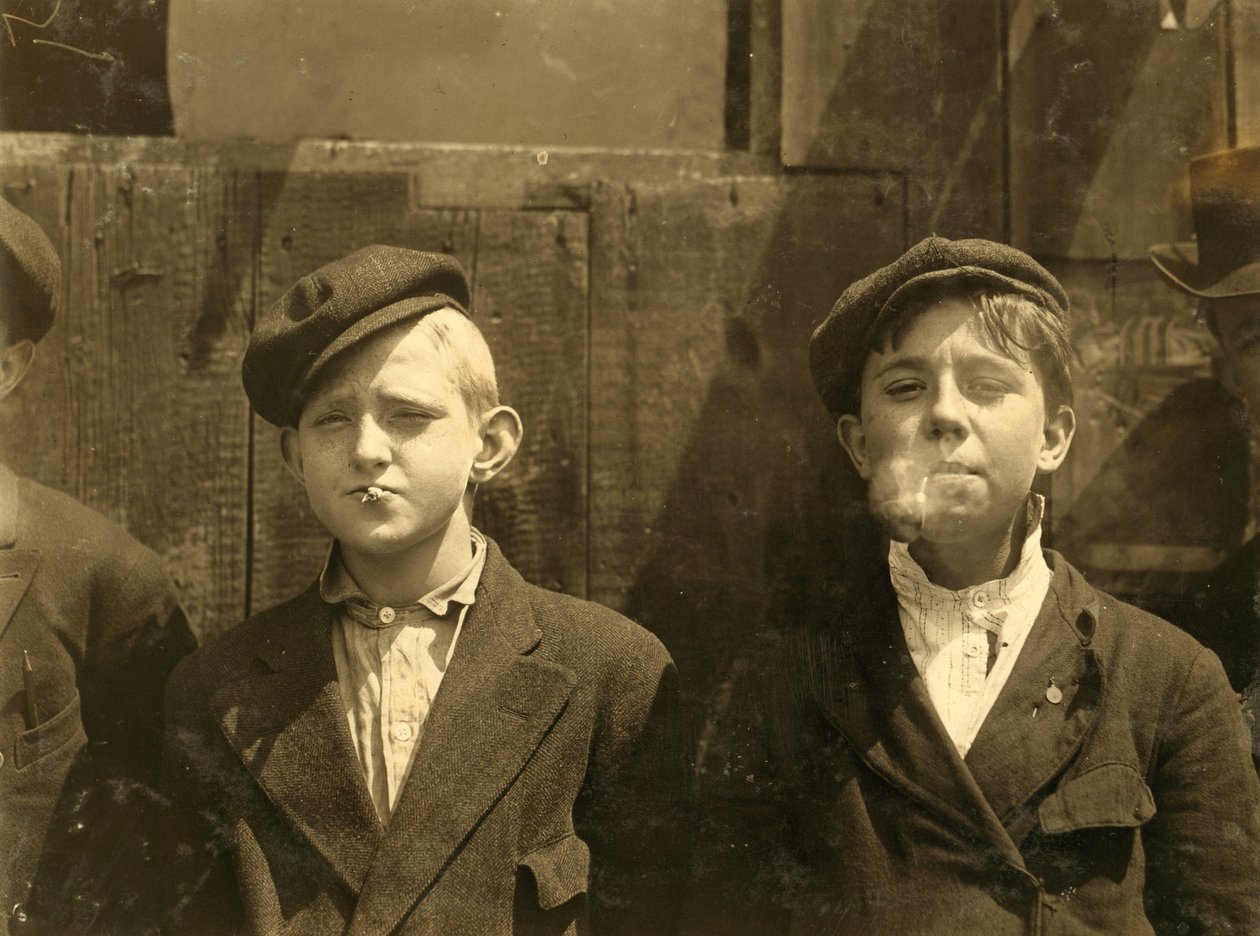 Újságírók cigarettaszünetben, St. Louis, Missouri. 1910 alkotó: Lewis Wickes Hine