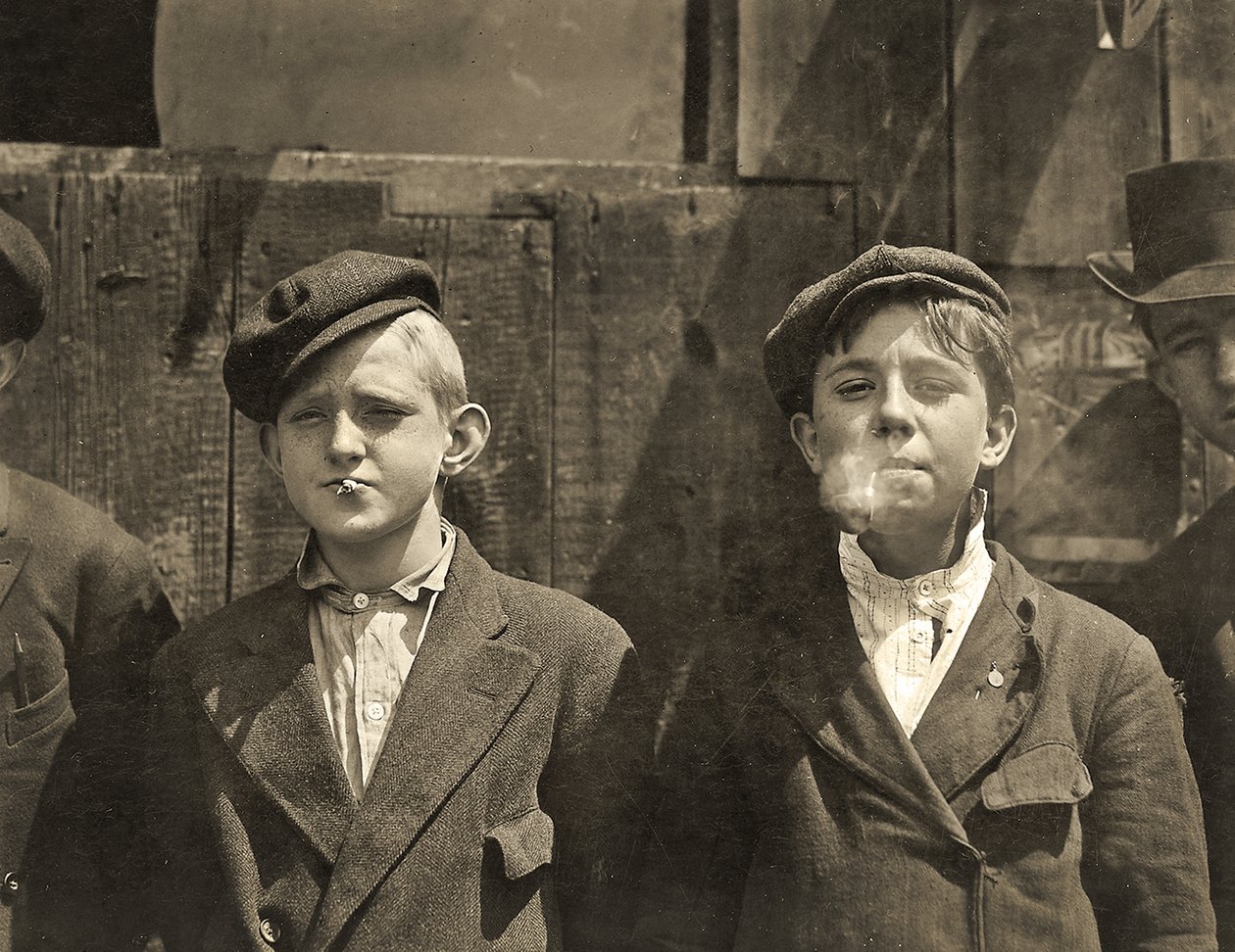 Újságírók cigarettaszünetben, St. Louis, Missouri. 1910 alkotó: Lewis Wickes Hine