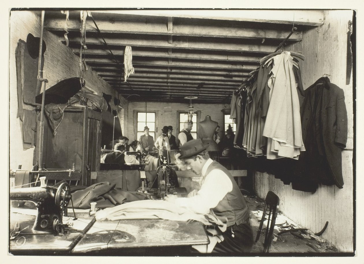 Old Time Garment Shop, New York City alkotó: Lewis Wickes Hine