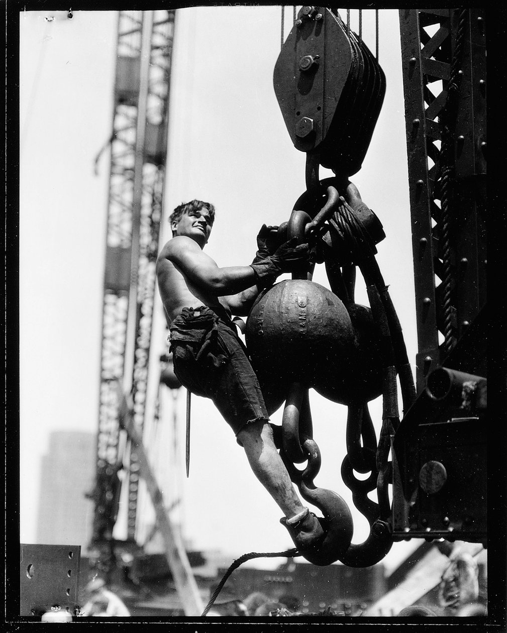 On the Hoist, The Empire State Building, 1931 alkotó: Lewis Wickes Hine