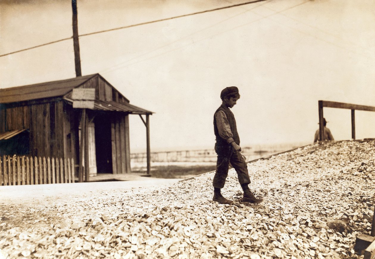 Az egyik fiatal osztrigasucker, Pass Christian, Mississippi, 1911. február (szépia fotó) alkotó: Lewis Wickes Hine
