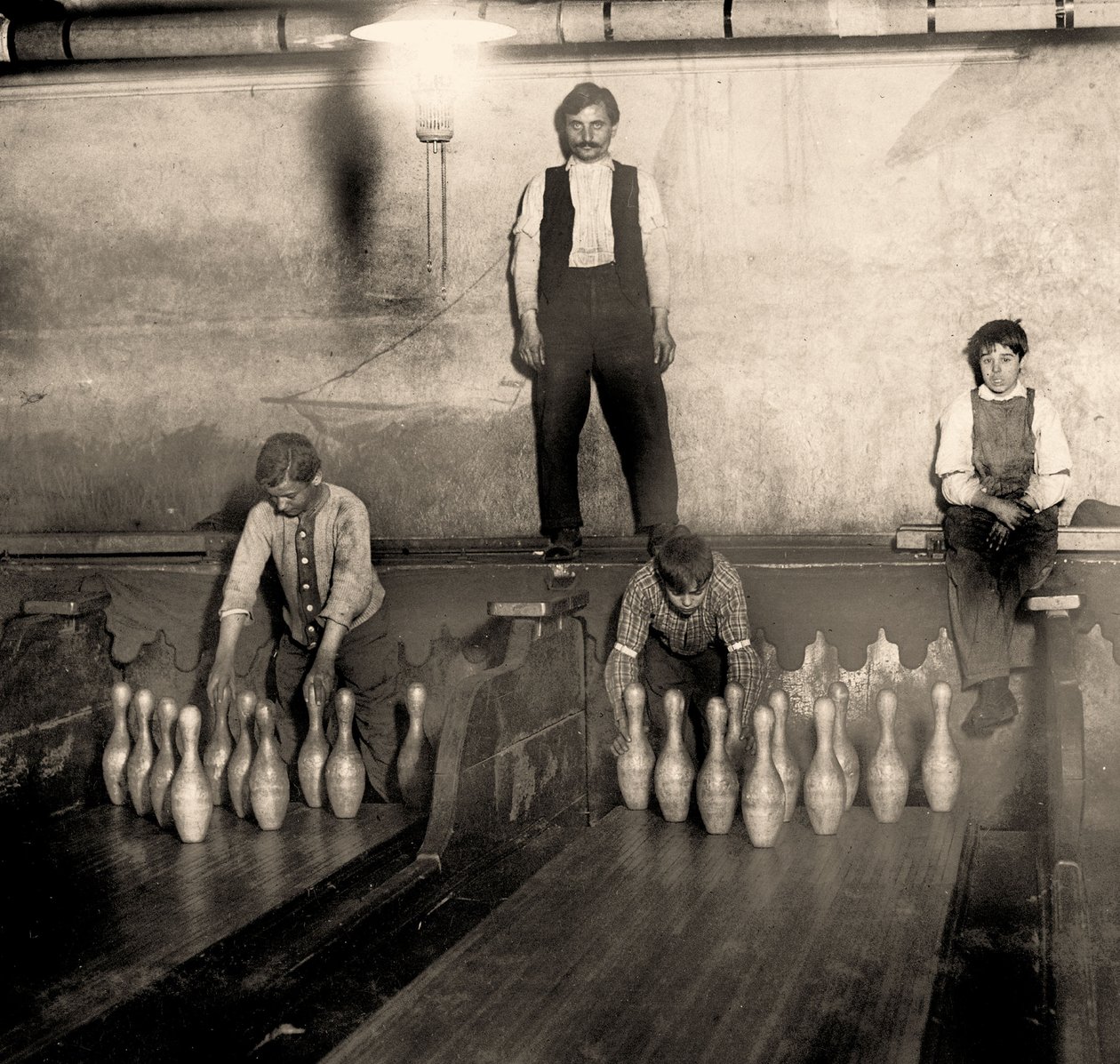 Pinboys egy metró bowlingpályájában, 65 South Street, Brooklyn. New York. 1910 alkotó: Lewis Wickes Hine