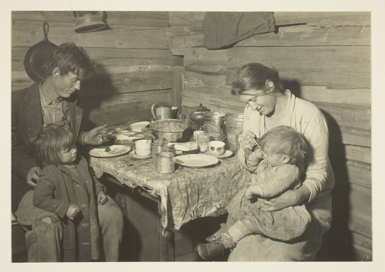 Szegény vidéki család egy füstölgő házban, Oklahoma, a Vöröskereszt gondozásában alkotó: Lewis Wickes Hine