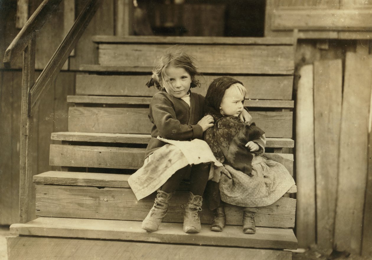 Fiatal lány portréja, aki a kistestvérről gondoskodik, miközben a család többi tagja a helyi konzervgyárban dolgozik, Bayou La Batre, Alabama, USA, 1911 körül alkotó: Lewis Wickes Hine