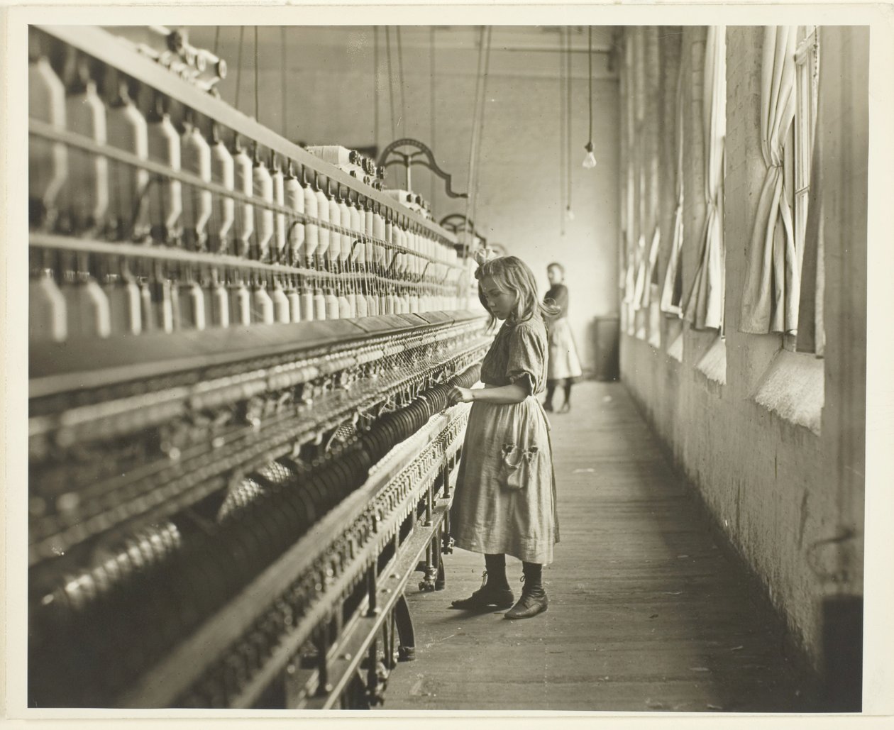 Sadie Pfeifer, egy gyapotgyári fonó, Lancaster, Dél-Karolina állam alkotó: Lewis Wickes Hine