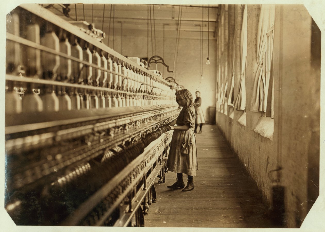A mindössze 4 láb magas Sadie Pfeifer 6 hónapig dolgozott a dél-karolinai Lancaster Cotton Millsben, 1908. alkotó: Lewis Wickes Hine