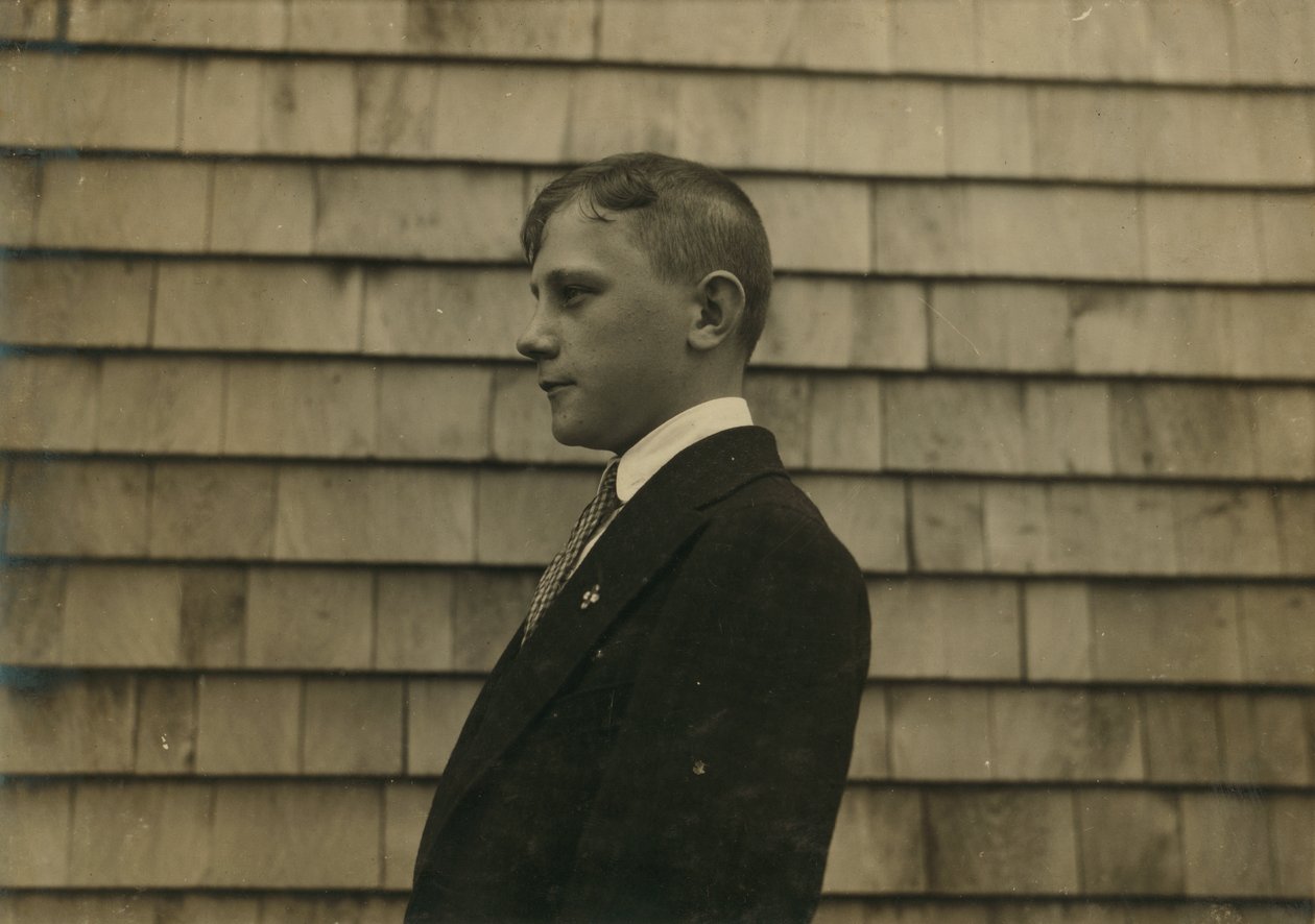 Telepi fiú, söprögető és takarító vasárnapi ruhában, Fall River, Massachusetts alkotó: Lewis Wickes Hine