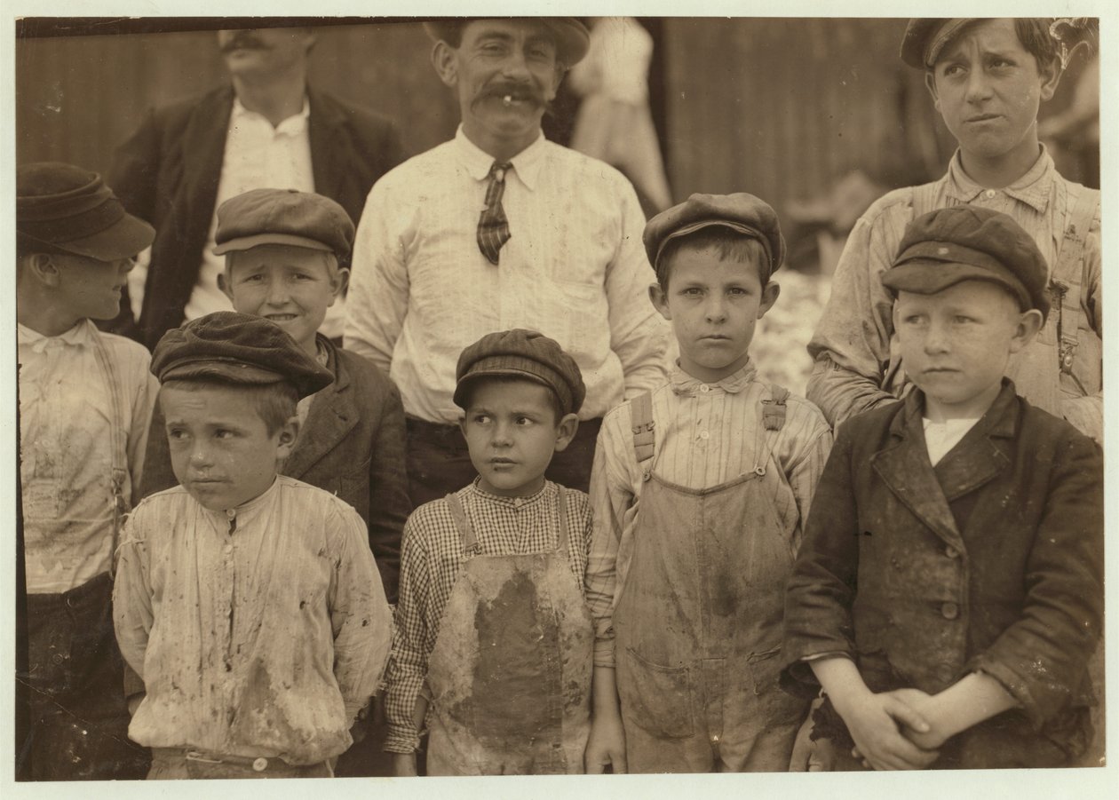 5 és 8 éves garnélarákszedők a Dunbar-ban, Lopez, Dukate Co, Biloxi, Mississippi, 1911 alkotó: Lewis Wickes Hine