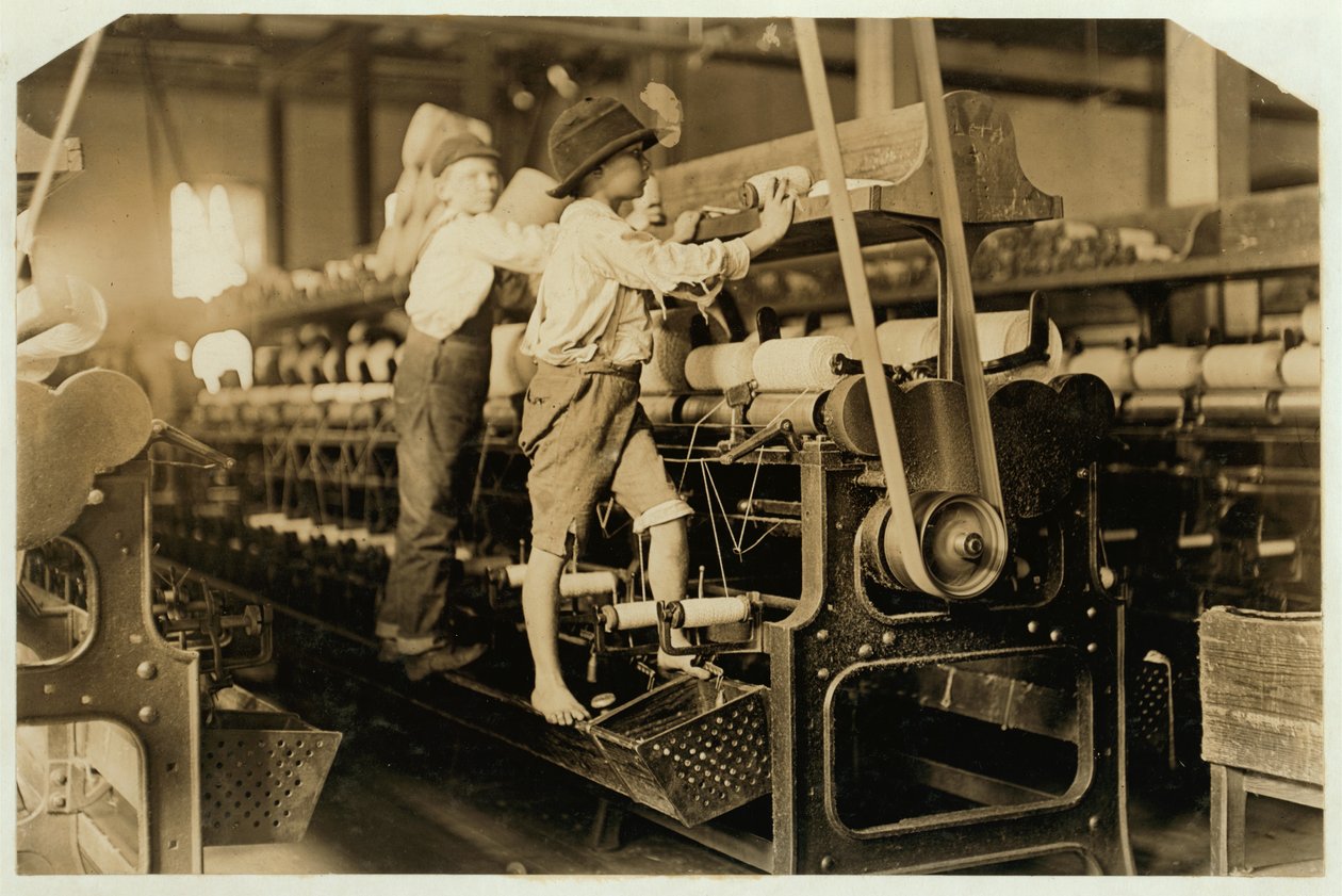 Kisfiúk felmásznak a forgó keretre, hogy megjavítsák a törött szálakat és kicseréljék az üres orsókat a Bibb Millben, Macon, Georgia, 1909 alkotó: Lewis Wickes Hine