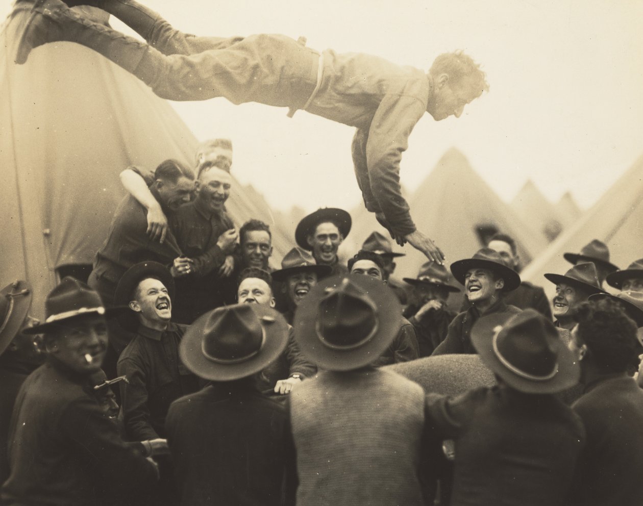 Katona a levegőbe dobva,1917 (fotó) alkotó: Lewis Wickes Hine